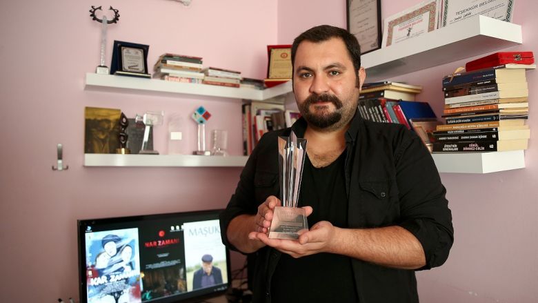 Maddi Sıkıntı Nedeniyle Hollywood'a Gidemeyen Türk Yönetmenin Ödülü Kargoyla Geldi!
